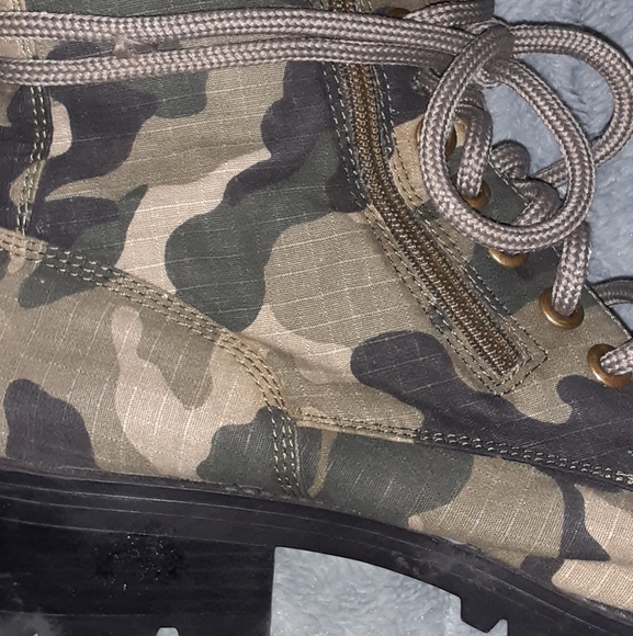 Boots - Picture 12 of 12